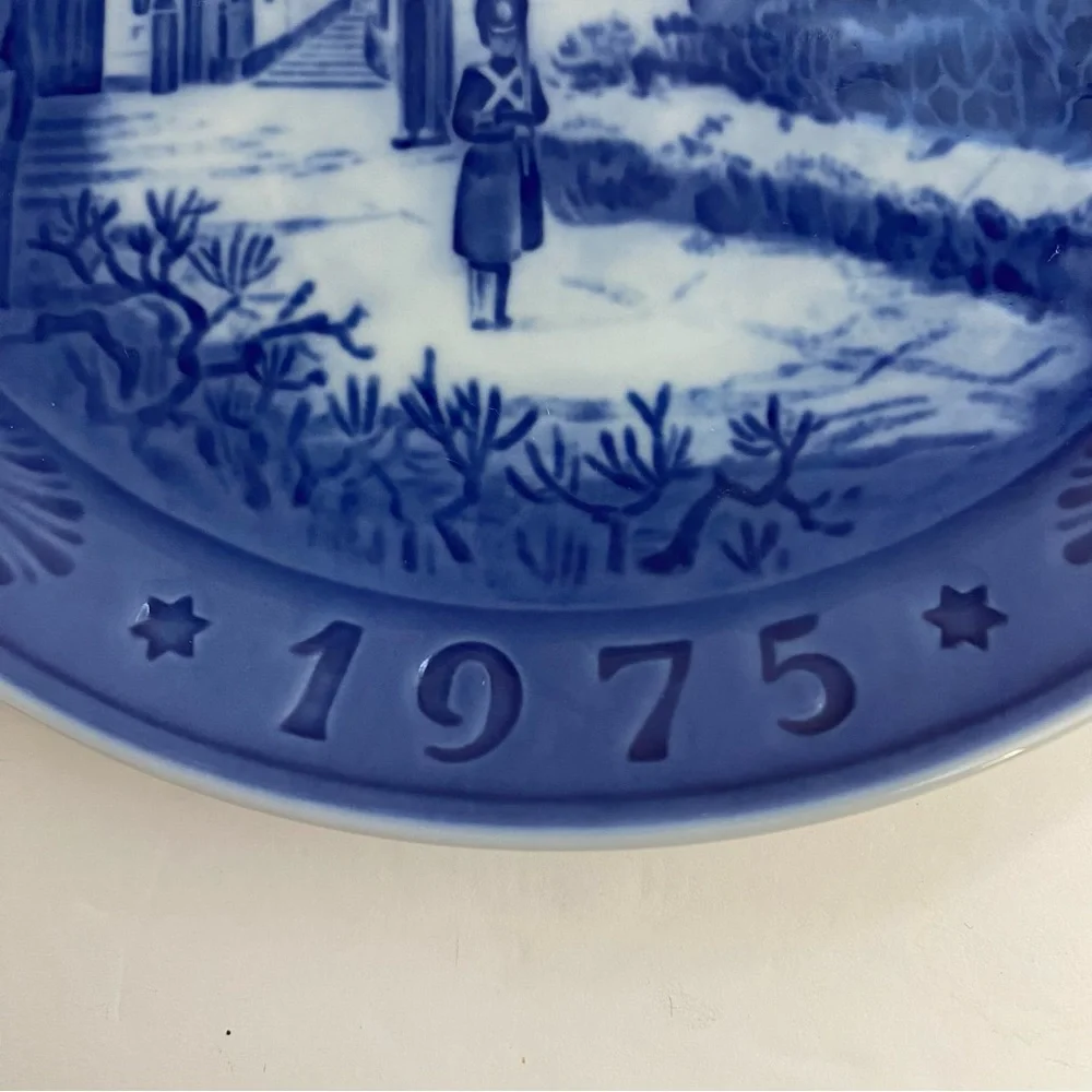 ROYAL COPENHAGEN Blue Decorative Christmas Plate 1975 Commemorative Editition